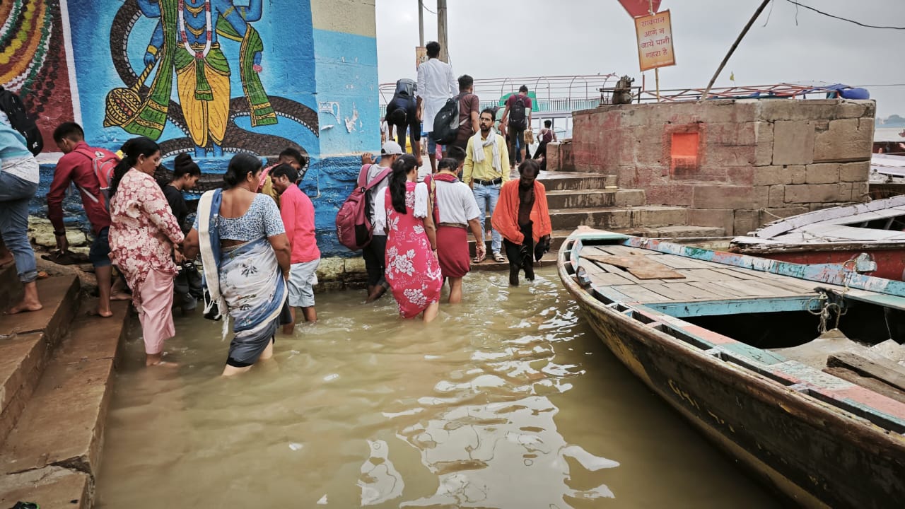 वाराणसी में गंगा में बढ़ाव का नजारा वाराणसी में गंगा में बढ़ाव का नजारा