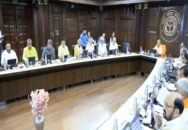 कैबिनेट बैठक करते योगी कैबिनेट बैठक करते योगी