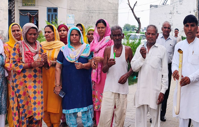 सोनीपत:बीपीएल कार्डधारक तेल की कीमतों के विरोध में कैडिल मार्च निकालते हुए सोनीपत:बीपीएल कार्डधारक तेल की कीमतों के विरोध में कैडिल मार्च निकालते हुए