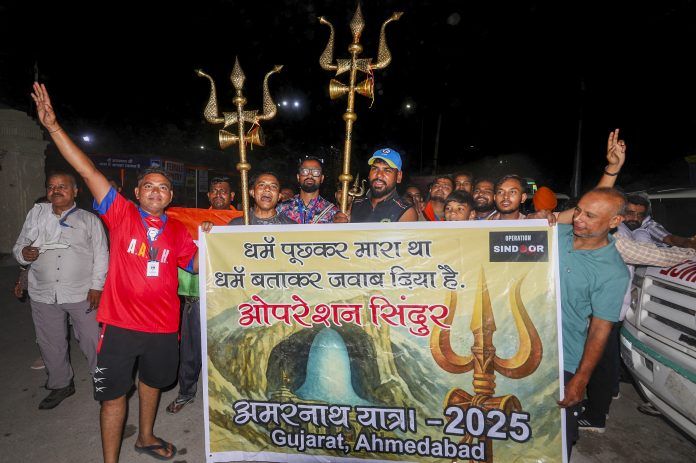 अमरनाथ यात्रा के लिए तीर्थयात्रियों का दूसरा जत्था जम्मू से रवाना अमरनाथ यात्रा के लिए तीर्थयात्रियों का दूसरा जत्था जम्मू से रवाना