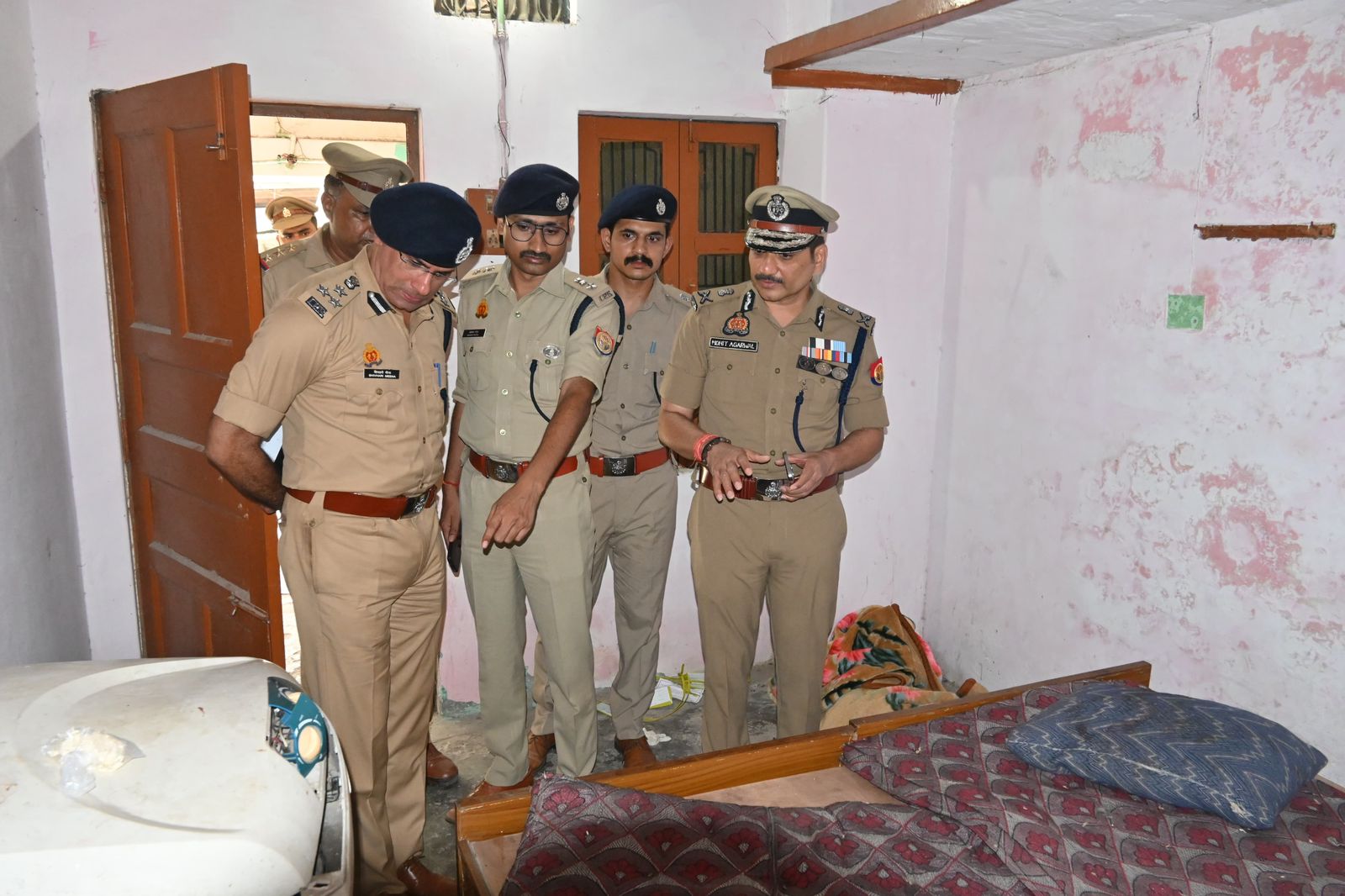 पुलिस कमिश्नर घटनास्थल का निरीक्षण करते हुए पुलिस कमिश्नर घटनास्थल का निरीक्षण करते हुए