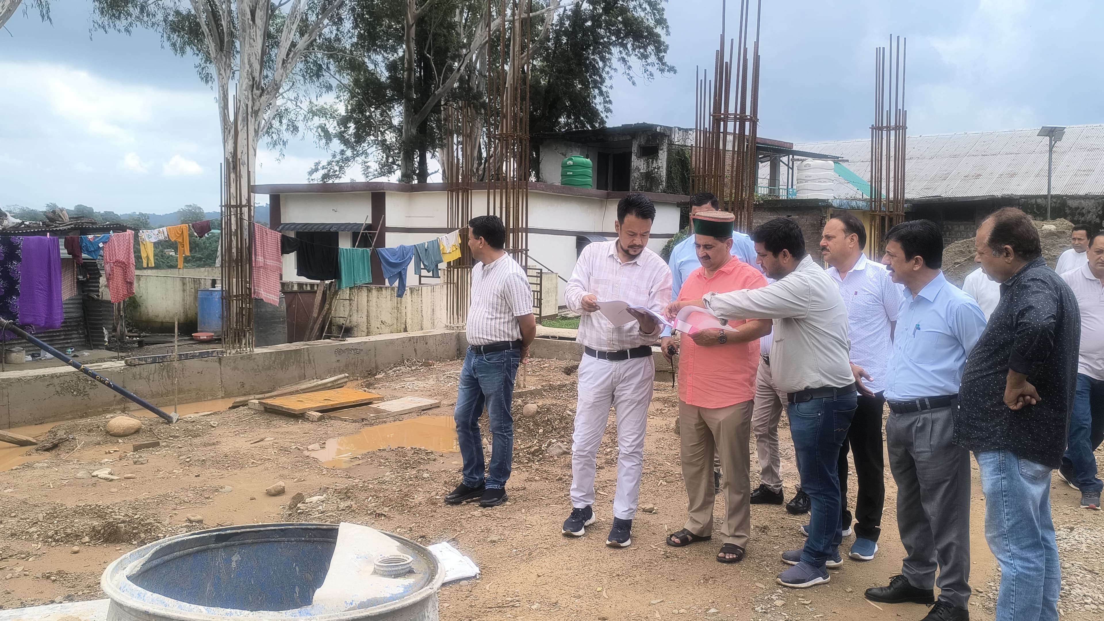 शाहपुर के रैत में बन रहे बीडीओ कार्यालय का निरीक्षण करते हुए। शाहपुर के रैत में बन रहे बीडीओ कार्यालय का निरीक्षण करते हुए।