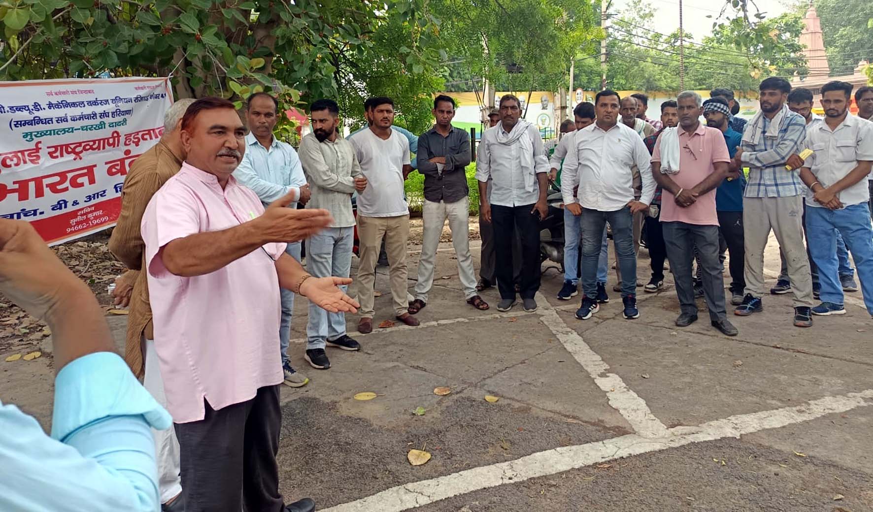 गेट मीटिंग को संबोधित करते सर्व कर्मचारी संघ नेता। गेट मीटिंग को संबोधित करते सर्व कर्मचारी संघ नेता।