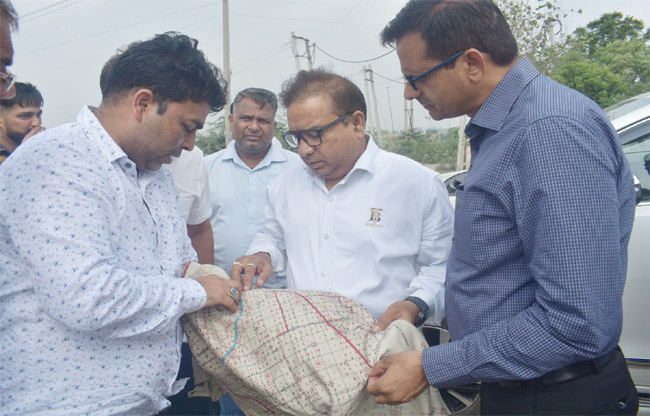 सोनीपत: उपायुक्त सुशील सारवान गुरुवार को यमुना क्षेत्र का दौरा कर निरीक्षण करते हुए सोनीपत: उपायुक्त सुशील सारवान गुरुवार को यमुना क्षेत्र का दौरा कर निरीक्षण करते हुए