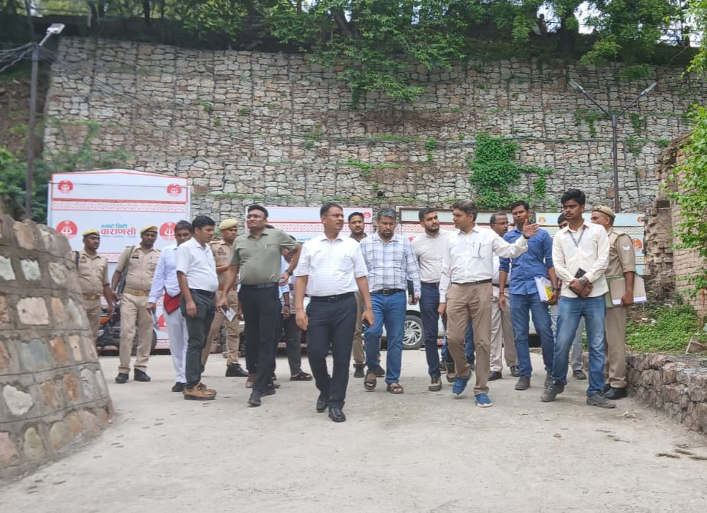 गंगा नदी पर प्रस्तावित पुल निर्माण के लिए निरीक्षण करते कमिश्नर गंगा नदी पर प्रस्तावित पुल निर्माण के लिए निरीक्षण करते कमिश्नर