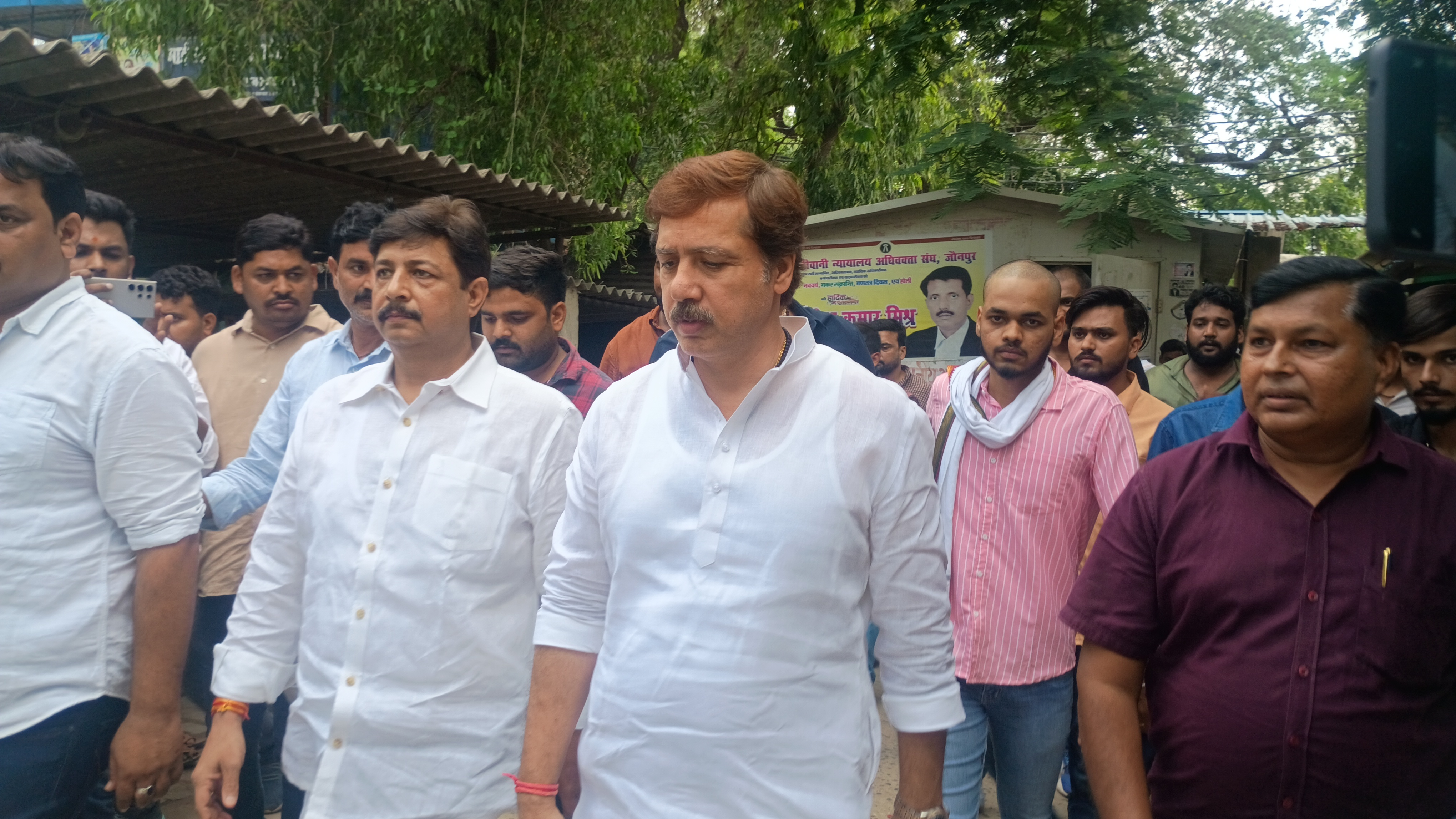 कोर्ट से निकलते हुए सांसद धनंजय सिंह