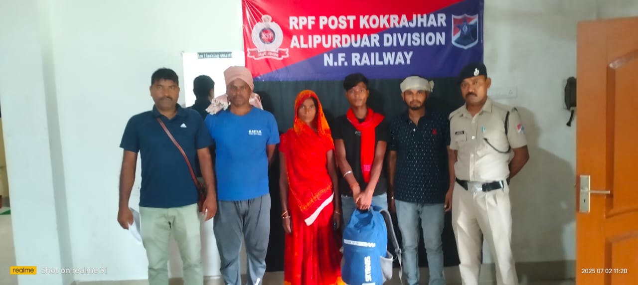 रेलवे ट्रैक से रेस्क्यू किए गए युवक को उसकी मां के सुपुर्द किया गया। रेलवे ट्रैक से रेस्क्यू किए गए युवक को उसकी मां के सुपुर्द किया गया।
