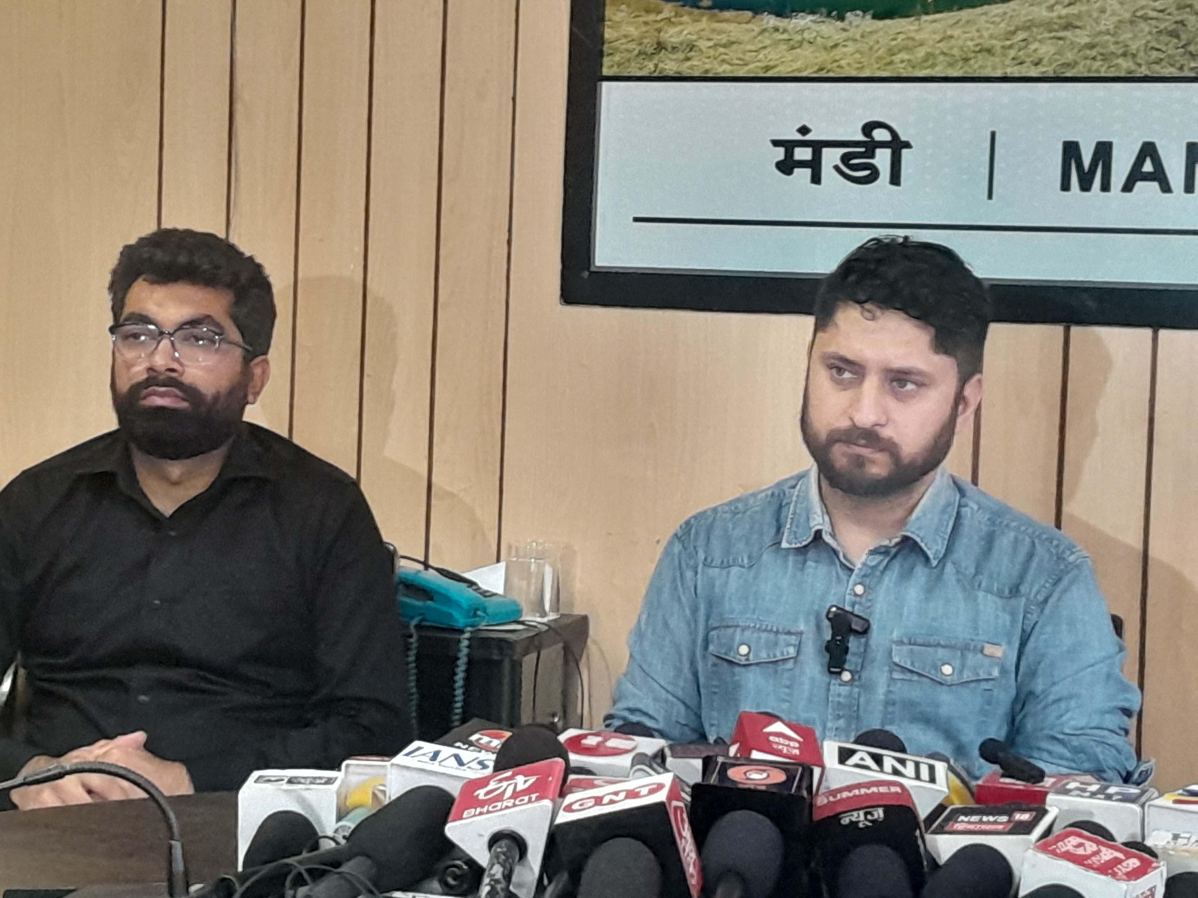 मंडी में आपदा के बारे में पत्रकारों से बात करते हुए उपायुक्त अपूर्व देवगन। मंडी में आपदा के बारे में पत्रकारों से बात करते हुए उपायुक्त अपूर्व देवगन।