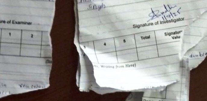 एग्जाम सेंटर में छात्र की आंसर शीट फाड़ने पर बवाल, शिक्षक निलंबित एग्जाम सेंटर में छात्र की आंसर शीट फाड़ने पर बवाल, शिक्षक निलंबित