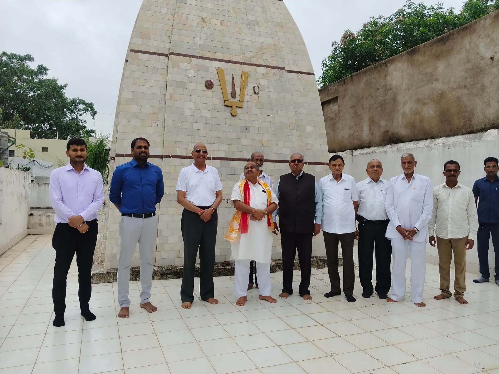 जगदीश मंदिर रायपुर के अध्यक्ष और विधायक पुरंदर मिश्रा व अन्य।