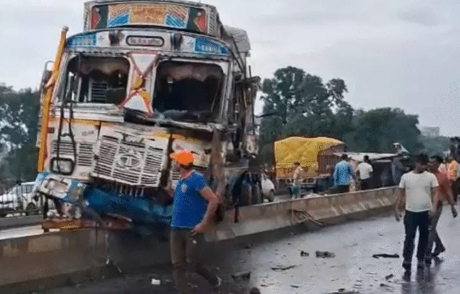 जबलपुर में ट्रक और मिनी ट्रक के बीच जोरदार भिड़ंत जबलपुर में ट्रक और मिनी ट्रक के बीच जोरदार भिड़ंत