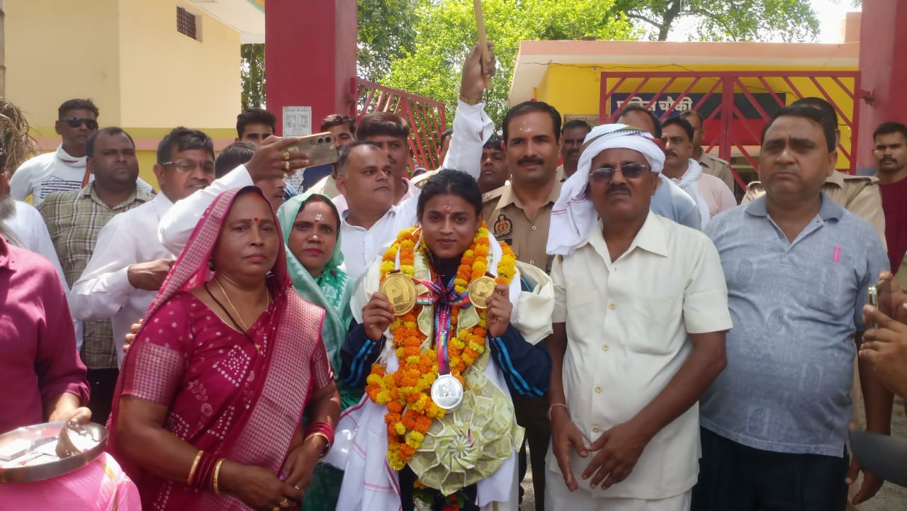 गोल्ड मेडल विजेता सलोनी का स्वागत करते ग्रामीण। गोल्ड मेडल विजेता सलोनी का स्वागत करते ग्रामीण।