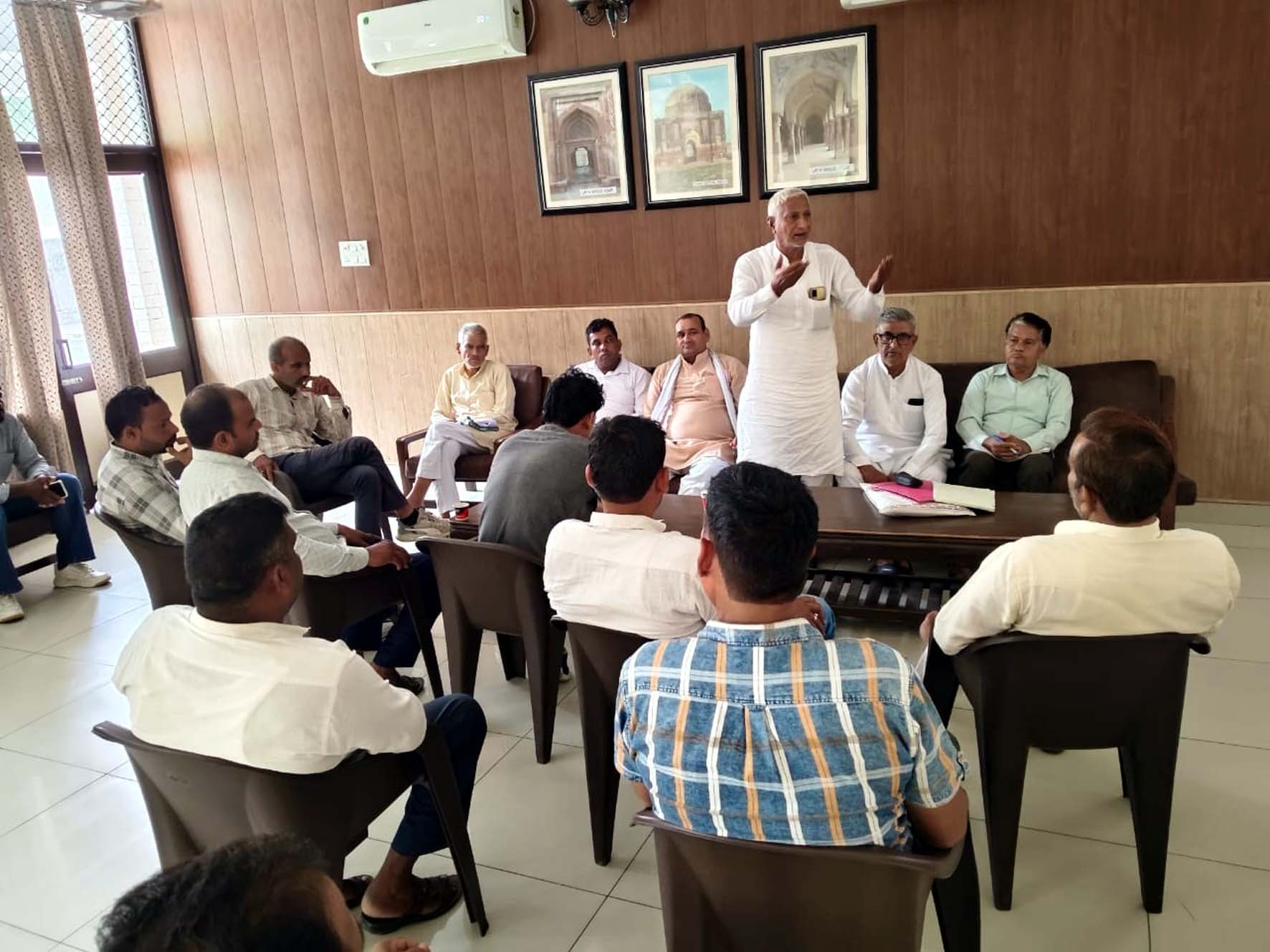 हरियाणा गवर्नमेंट पीडब्ल्यूडी मैकेनिकल वर्कर्ज यूनियन की बैठक को संबोधित करते यूनियन पदाधिकारी। हरियाणा गवर्नमेंट पीडब्ल्यूडी मैकेनिकल वर्कर्ज यूनियन की बैठक को संबोधित करते यूनियन पदाधिकारी।