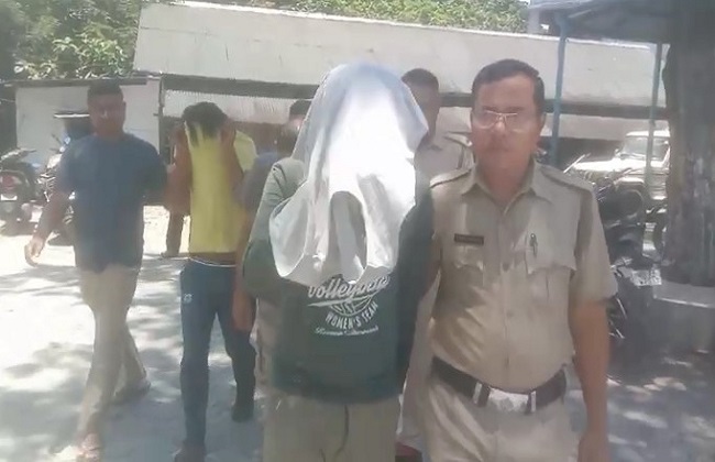 गिरफ्तार बदमाशों को ले जाती पुलिस गिरफ्तार बदमाशों को ले जाती पुलिस