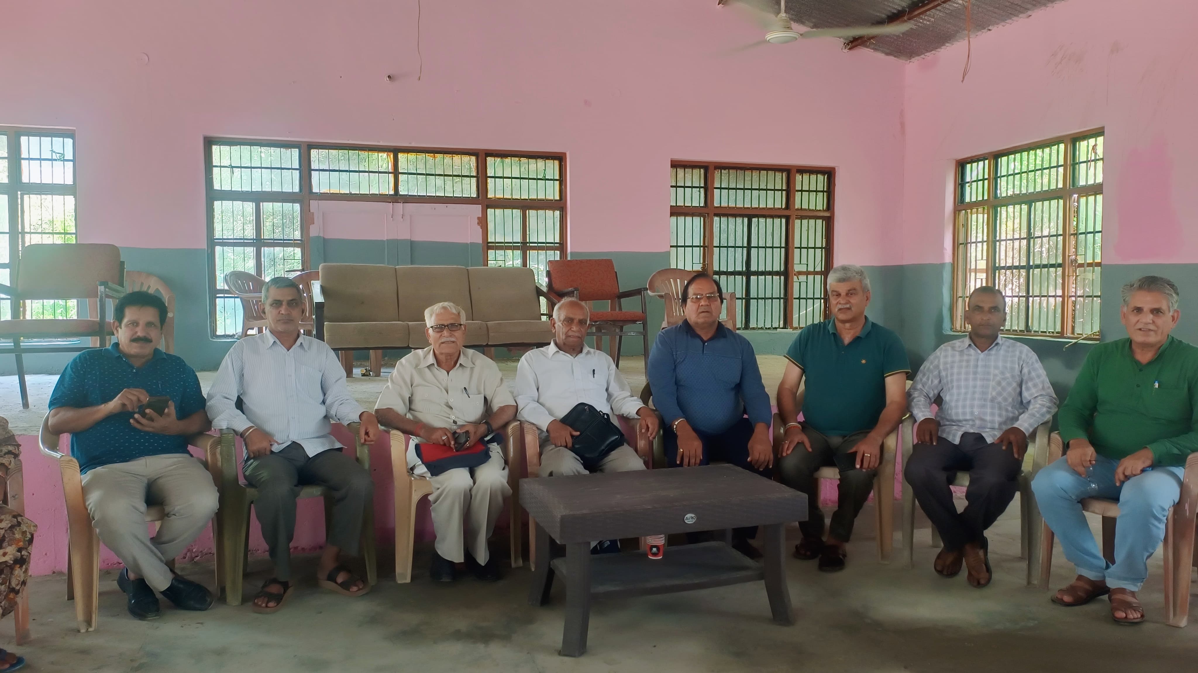 आपदा प्रभावितों की मदद के लिए रणनीति बनाते किसान सभा के सदस्य।