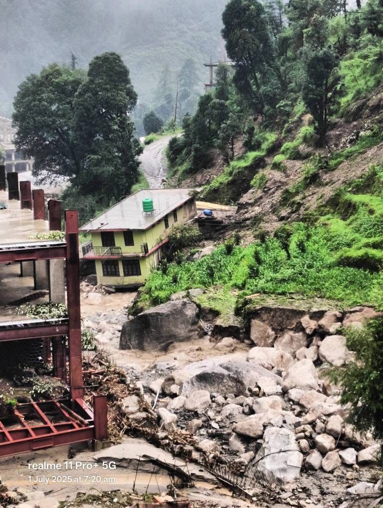 भूस्खलन से नुकसान भूस्खलन से नुकसान