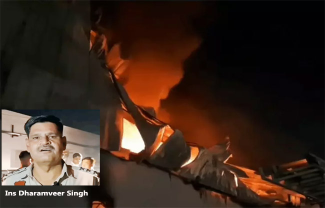 सोनीपत: फैक्ट्री में लगी आग और सदर थाना प्रभारी धर्मवीर सिंह जानकारी देते हुए सोनीपत: फैक्ट्री में लगी आग और सदर थाना प्रभारी धर्मवीर सिंह जानकारी देते हुए