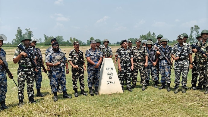 नेपाल भारत सीमा पर तैनात एसएसबी के जवान फाइल फोटो नेपाल भारत सीमा पर तैनात एसएसबी के जवान फाइल फोटो