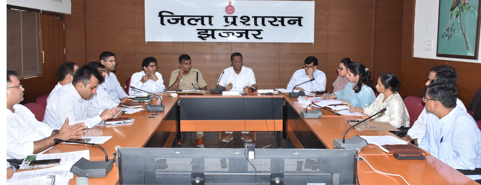 डीएलसीसी झज्जर की बैठक में अधिकारियों के साथ चर्चा करते डीसी स्वप्निल रविंद्र पाटिल। डीएलसीसी झज्जर की बैठक में अधिकारियों के साथ चर्चा करते डीसी स्वप्निल रविंद्र पाटिल।