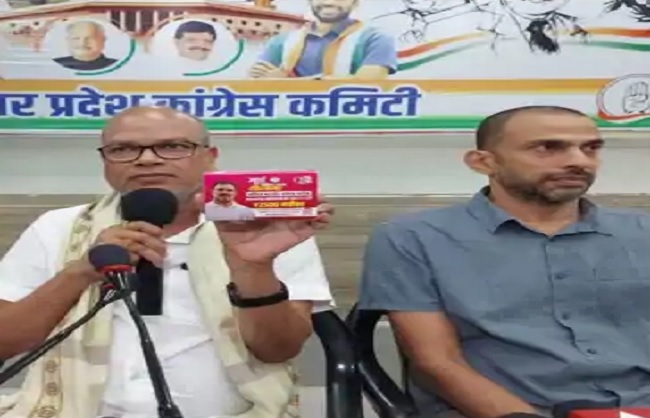 सेनेटरी पैड वाले पैकेट को लॉन्च करते प्रदेश कांग्रेस अध्यक्ष राजेश राम और प्रभारी सेनेटरी पैड वाले पैकेट को लॉन्च करते प्रदेश कांग्रेस अध्यक्ष राजेश राम और प्रभारी