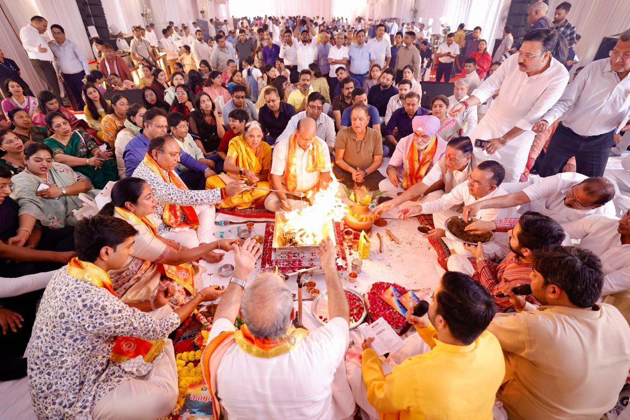 नई दिल्ली में राज निवास मार्ग स्थित मुख्यमंत्री जनसेवा सदन के उद्घाटन के दौरान हवन करती मुख्यमंत्री रेखा गुप्ता नई दिल्ली में राज निवास मार्ग स्थित मुख्यमंत्री जनसेवा सदन के उद्घाटन के दौरान हवन करती मुख्यमंत्री रेखा गुप्ता