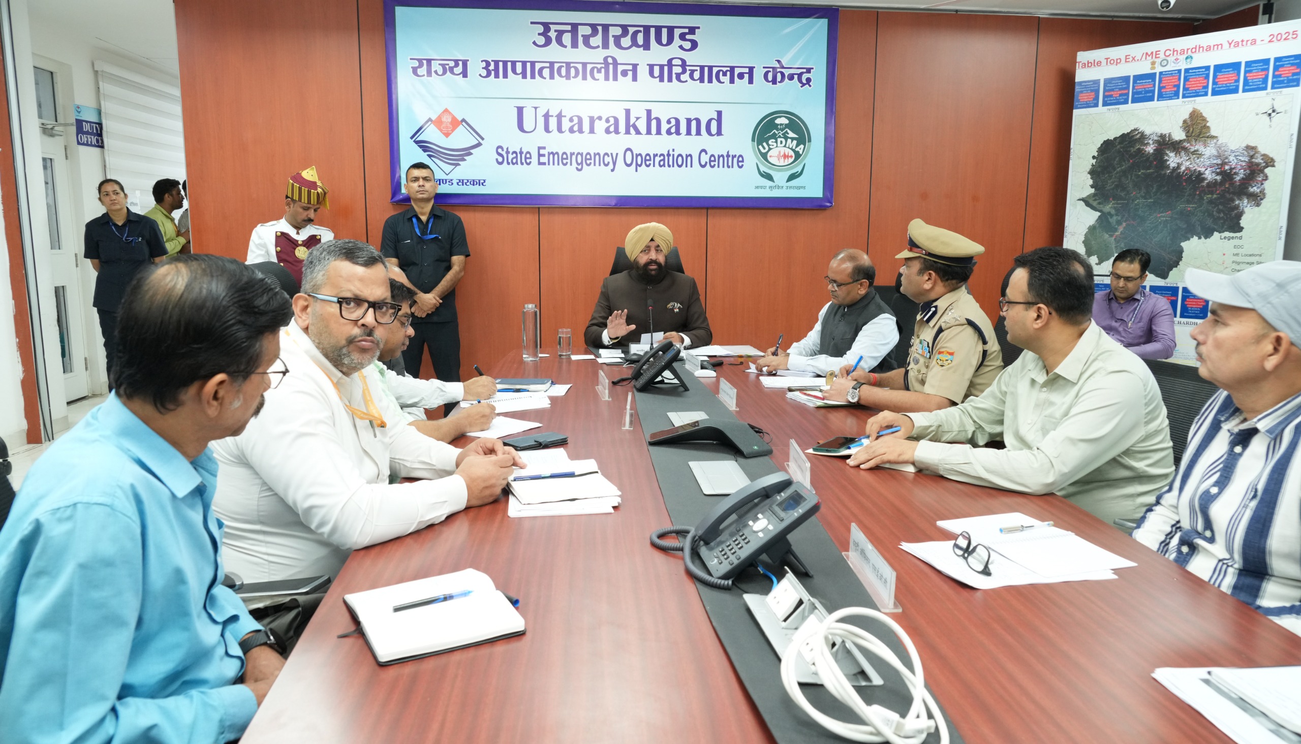 राज्य आपदा परिचालन केंद्र में अधिकारियों से बातचीत करते राज्यपाल। राज्य आपदा परिचालन केंद्र में अधिकारियों से बातचीत करते राज्यपाल।