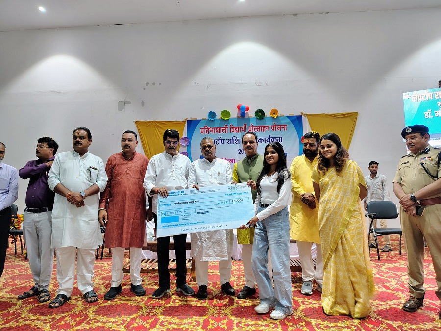 विद्यार्थियों को लैपटॉप खरीदने के लिए सांकेतिक रूप से चैक वितरित करते हुए मंत्री नारायण सिंह कुशवाह विद्यार्थियों को लैपटॉप खरीदने के लिए सांकेतिक रूप से चैक वितरित करते हुए मंत्री नारायण सिंह कुशवाह