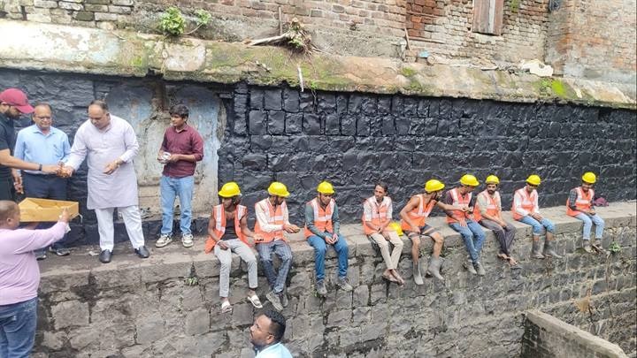 इंदौरः बक्शी बाग बावड़ी पर कार्यरत कर्मचारियों के सम्मान में हुआ चाय पार्टी का आयोजन इंदौरः बक्शी बाग बावड़ी पर कार्यरत कर्मचारियों के सम्मान में हुआ चाय पार्टी का आयोजन