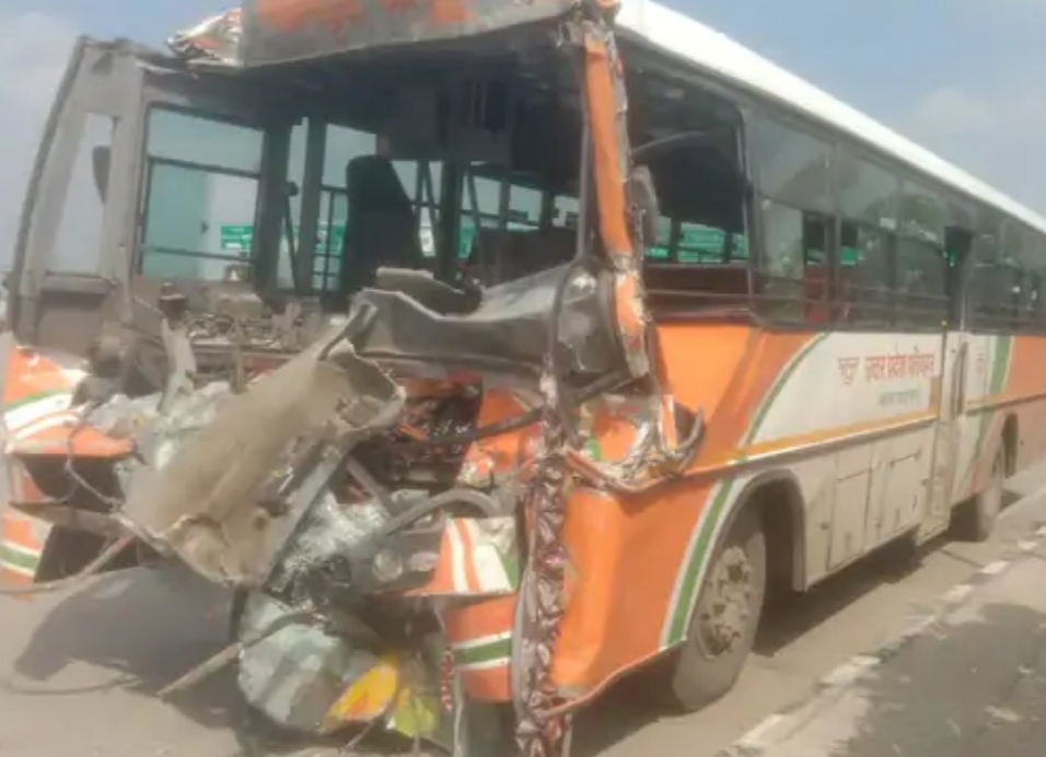 दुर्घटनाग्रस्त बस दुर्घटनाग्रस्त बस
