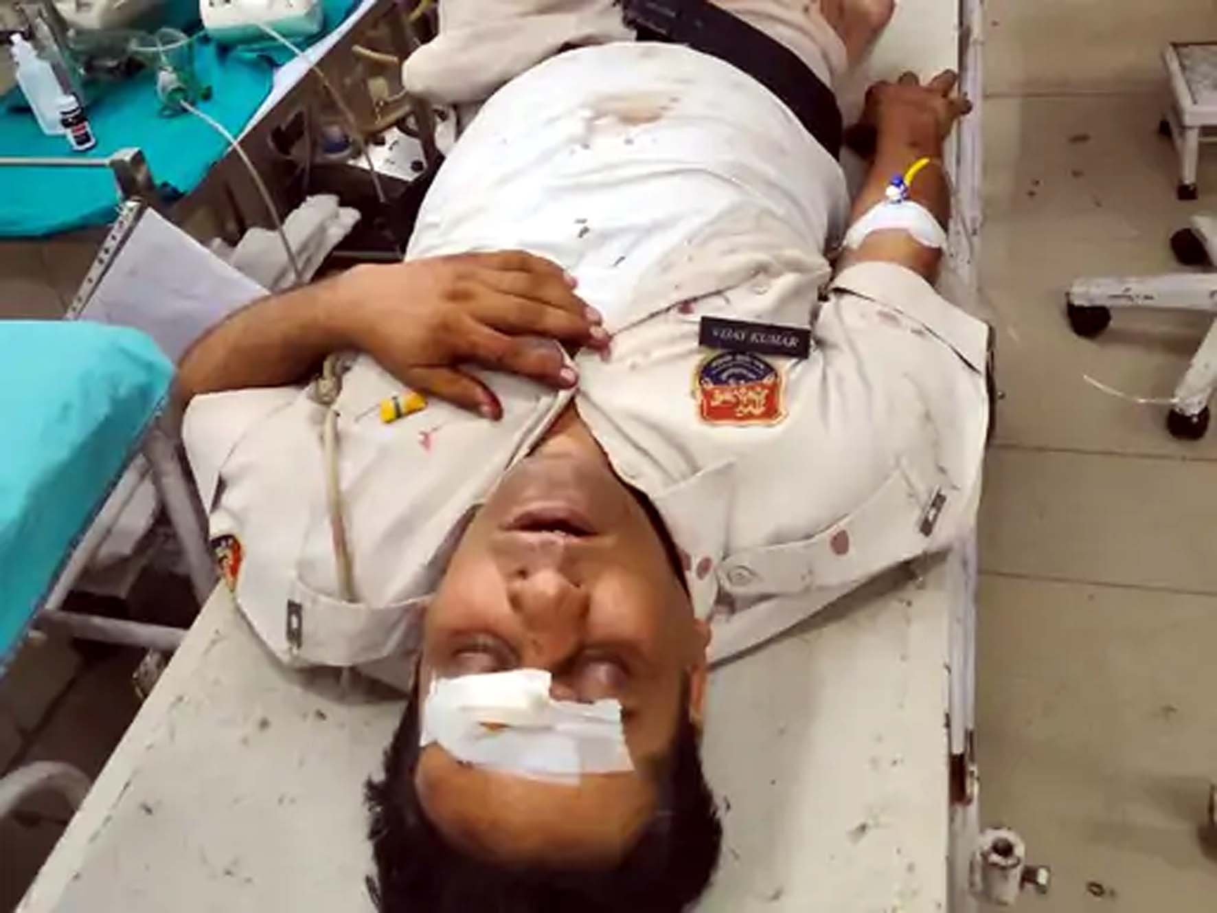 हादसे में घायल पुलिस कर्मचारी। हादसे में घायल पुलिस कर्मचारी।