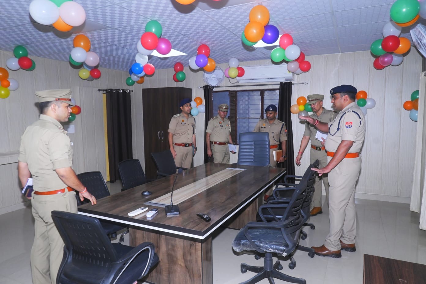 नवीन आरटीसी कंट्रोल रूम में सुविधाओं का जायजा लेते पुलिस अधिकारी नवीन आरटीसी कंट्रोल रूम में सुविधाओं का जायजा लेते पुलिस अधिकारी