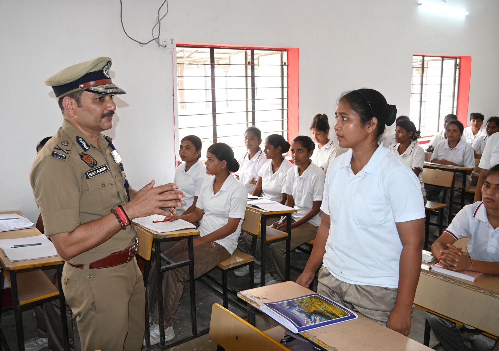 वाराणसी: पुलिस कमिश्नर प्रशिक्षु आरक्षियों से संवाद करते हुए वाराणसी: पुलिस कमिश्नर प्रशिक्षु आरक्षियों से संवाद करते हुए