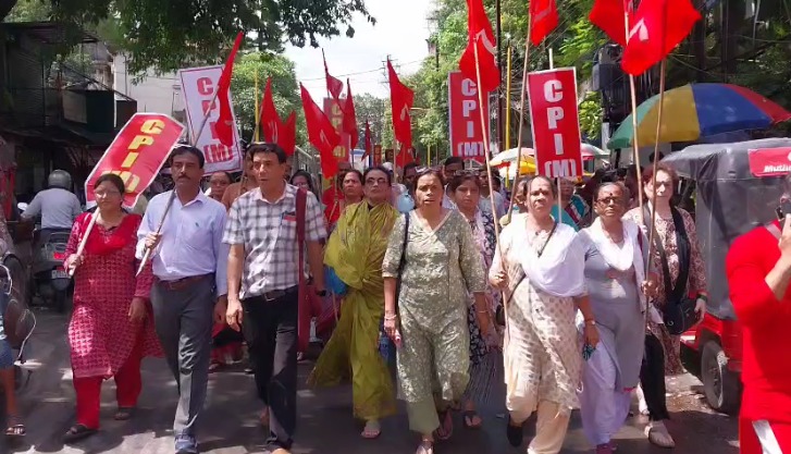 सिलीगुड़ी नगर निगम की और बढ़ती वाम फ्रंट की रैली सिलीगुड़ी नगर निगम की और बढ़ती वाम फ्रंट की रैली