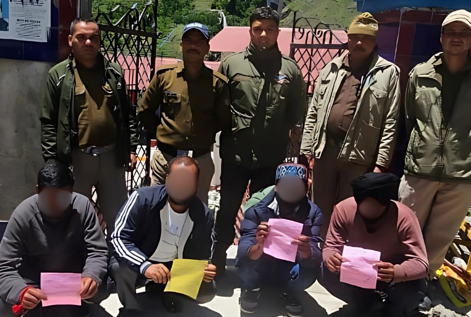 पुलिस की गिरफ्त में हुडदंग मचाते चार युवक। पुलिस की गिरफ्त में हुडदंग मचाते चार युवक।