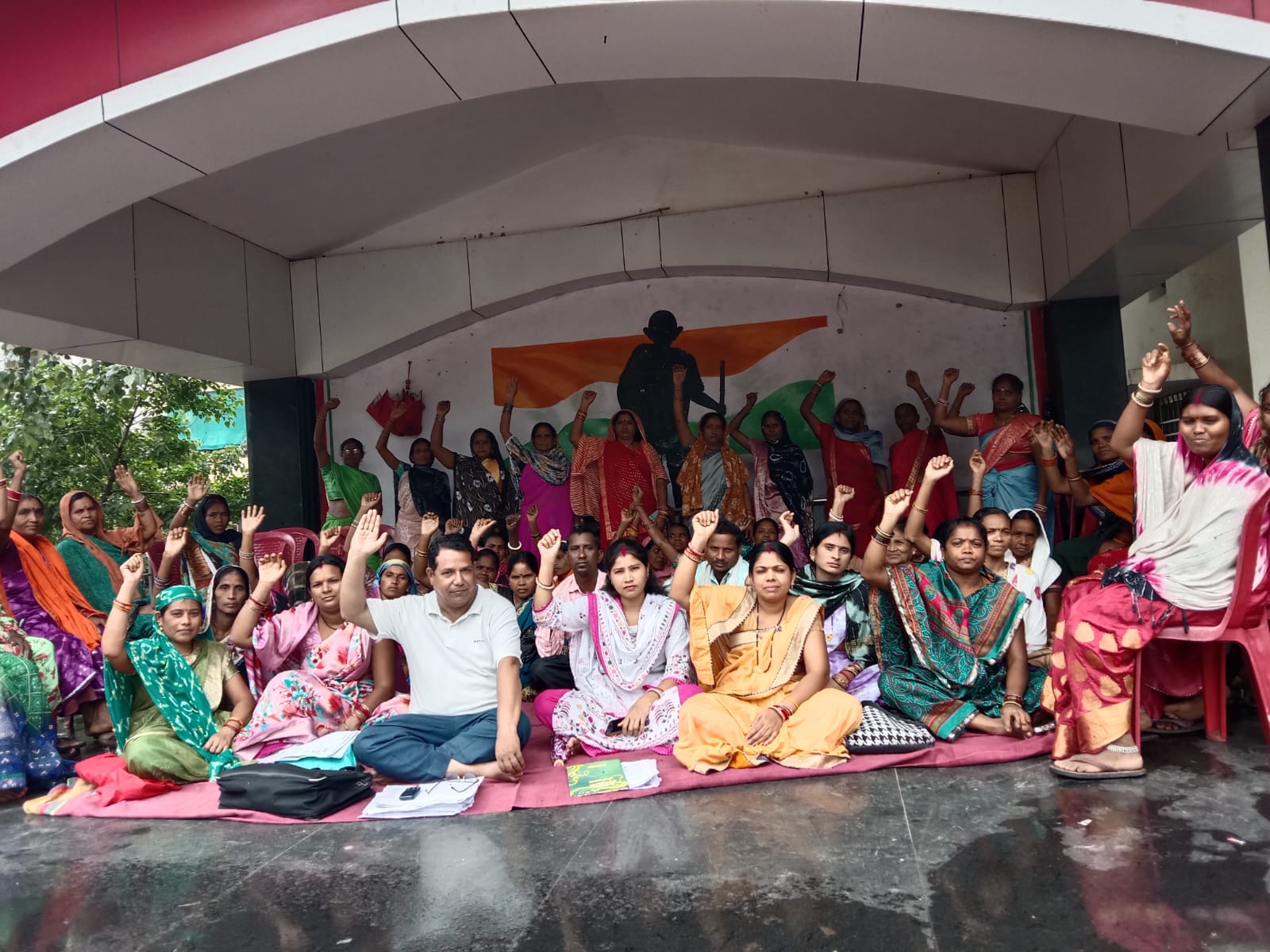 गांधी मैदान के मंच में प्रदर्शन करते हुए छत्तीसगढ़ एकता यूनियन के सदस्य। गांधी मैदान के मंच में प्रदर्शन करते हुए छत्तीसगढ़ एकता यूनियन के सदस्य।