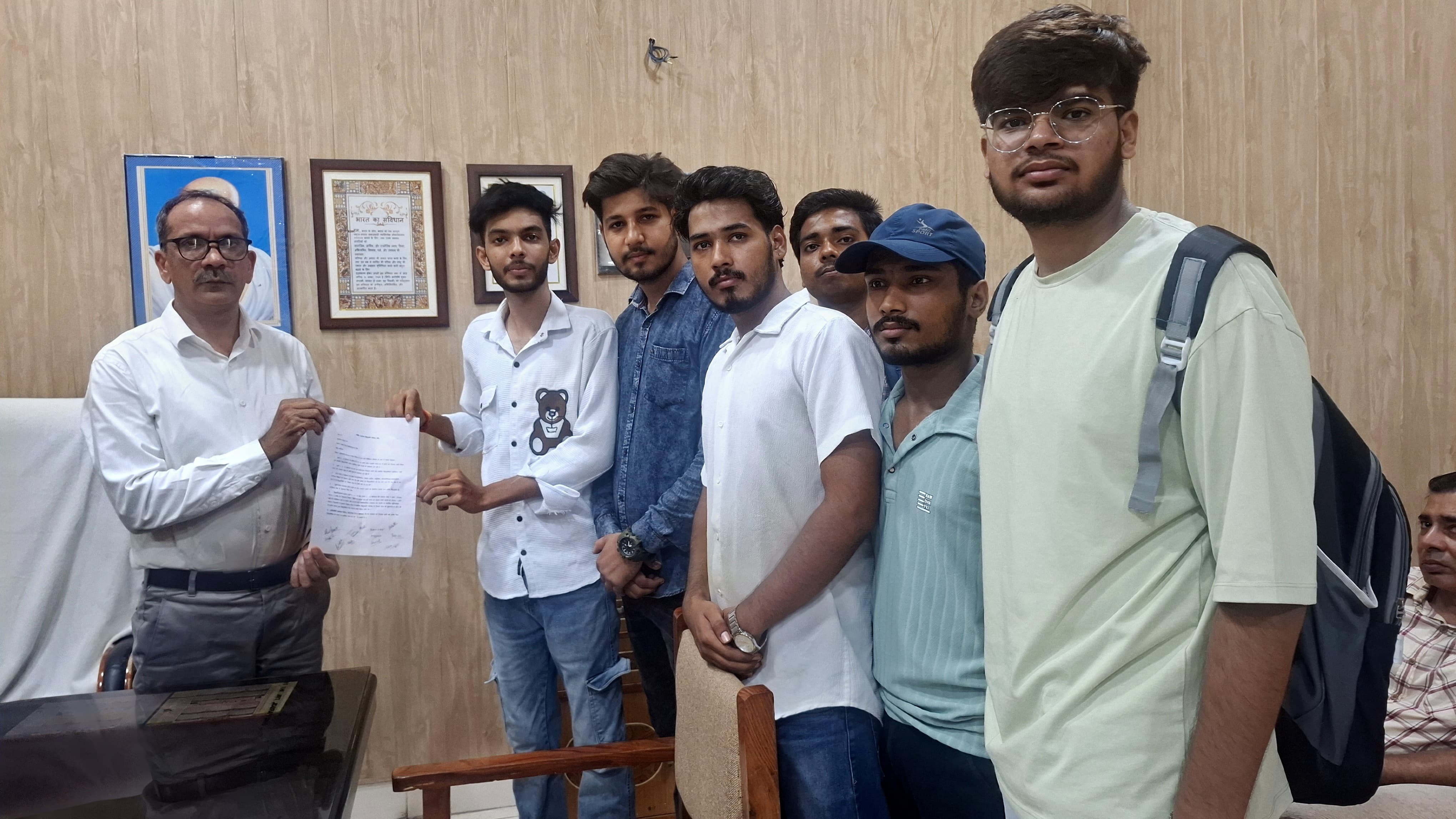 राजकीय महाविद्यालय प्राचार्य को ज्ञापन सौंपते हुए कार्यकर्ता। राजकीय महाविद्यालय प्राचार्य को ज्ञापन सौंपते हुए कार्यकर्ता।