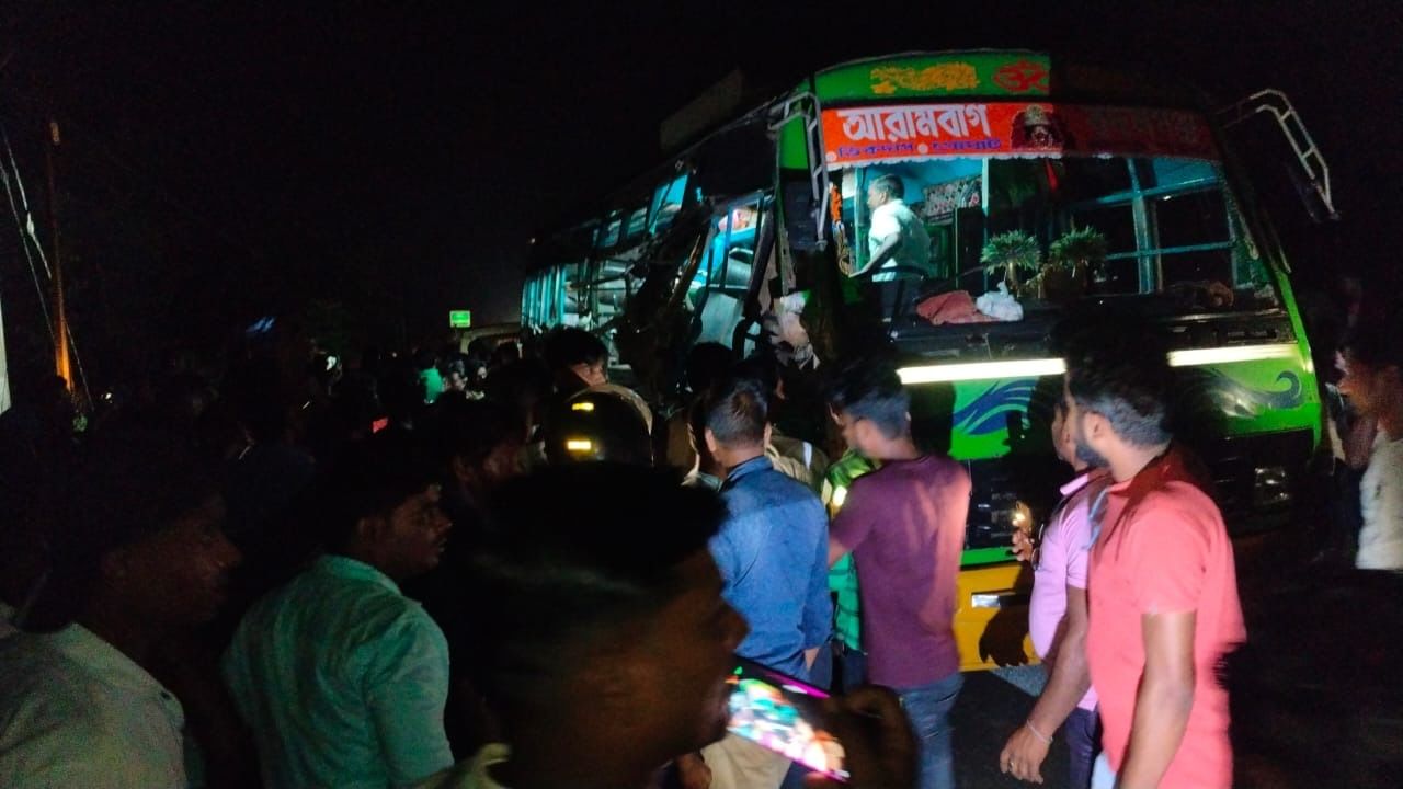 गोघाट में सड़क दुर्घटना, एक की मौत, 20 घायल गोघाट में सड़क दुर्घटना, एक की मौत, 20 घायल