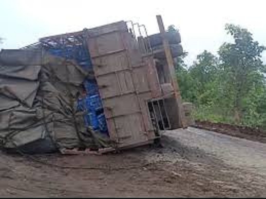 टमाटर से भरा ट्रक पलटा टमाटर से भरा ट्रक पलटा