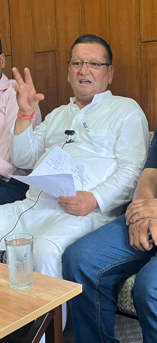 मंडी में पत्रकारों से बात करते हुए मिल्क फैड के पूर्व अध्यक्ष चेतराम ठाकुर। मंडी में पत्रकारों से बात करते हुए मिल्क फैड के पूर्व अध्यक्ष चेतराम ठाकुर।
