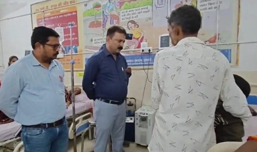 मधुमक्खियों के हमले में घायल बच्चों की जानकारी लेते अधिकारीगण मधुमक्खियों के हमले में घायल बच्चों की जानकारी लेते अधिकारीगण