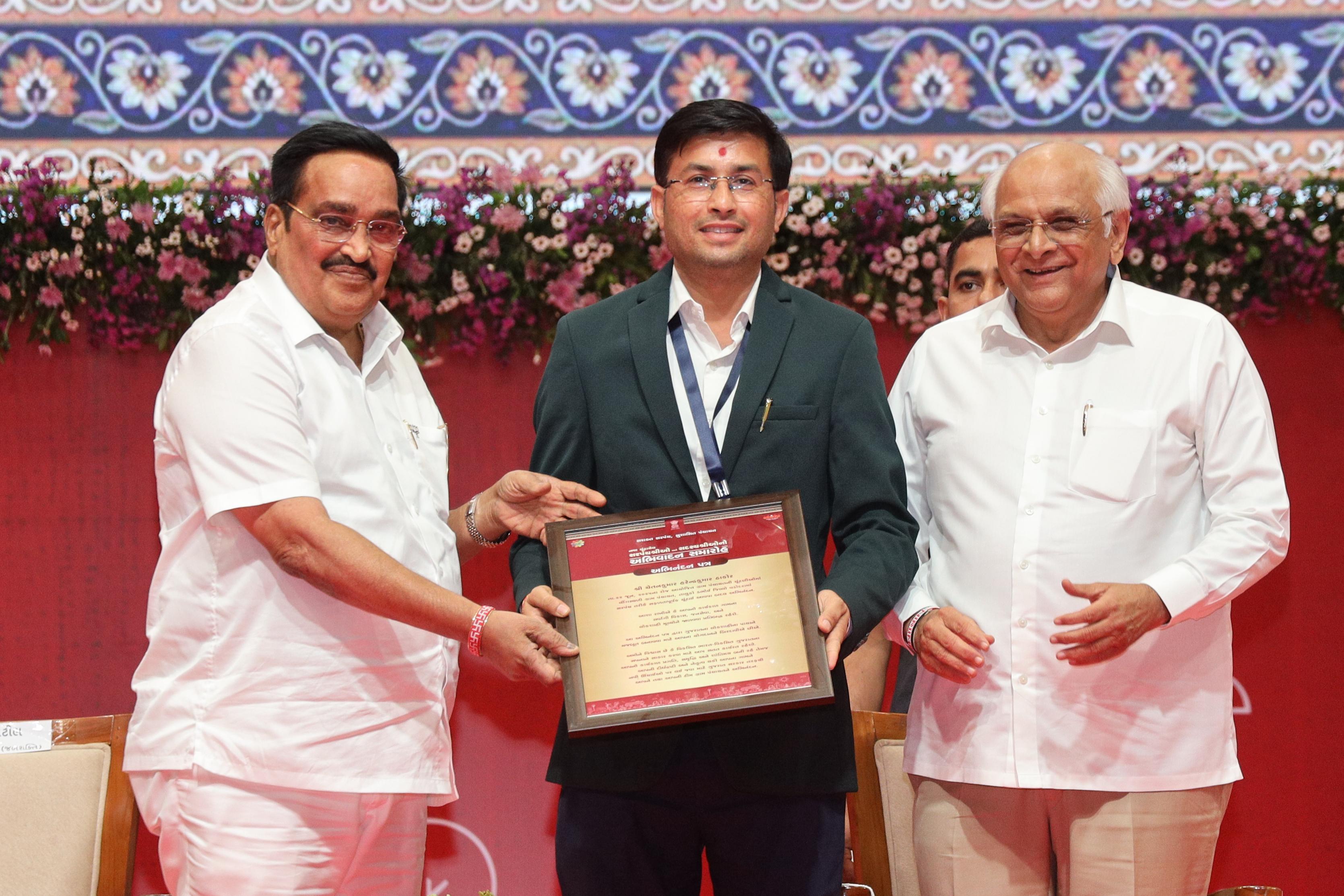 ગાંધીનગર ખાતે અભિવાદન કરવામાં આવ્યું ગાંધીનગર ખાતે અભિવાદન કરવામાં આવ્યું