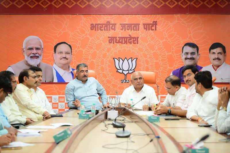 भाजपा प्रदेश अध्यक्ष एवं प्रदेश संगठन महामंत्री ने प्रदेश कार्यालय परिवार के सदस्यों से परिचय प्राप्त कर किया संबोधित भाजपा प्रदेश अध्यक्ष एवं प्रदेश संगठन महामंत्री ने प्रदेश कार्यालय परिवार के सदस्यों से परिचय प्राप्त कर किया संबोधित