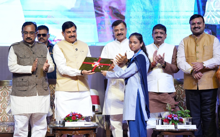 मुख्यमंत्री डॉ. मोहन यादव ने कार्यक्रम में विद्यार्थियों को सम्मानित किया मुख्यमंत्री डॉ. मोहन यादव ने कार्यक्रम में विद्यार्थियों को सम्मानित किया