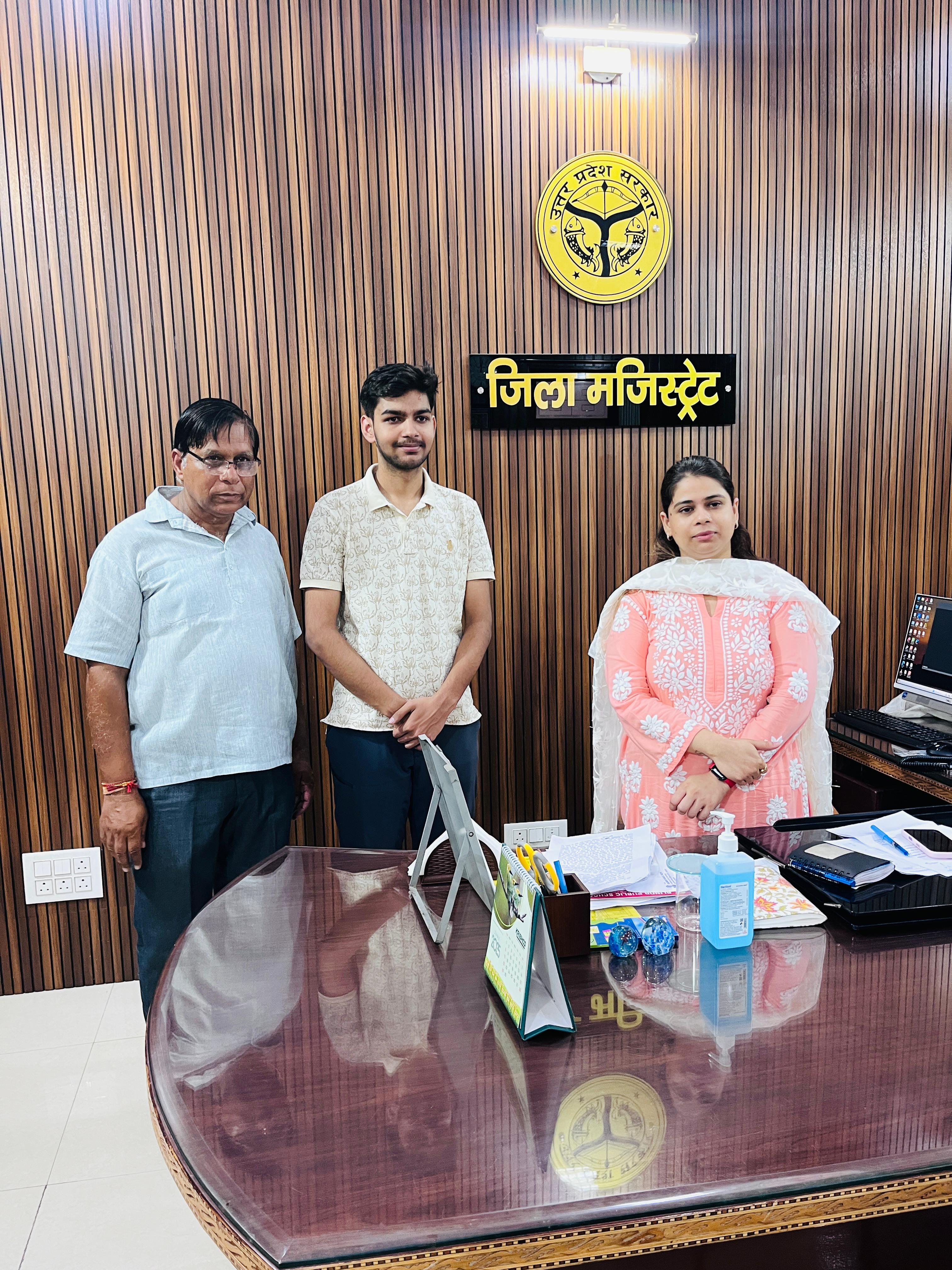 जिलाधिकारी से मिलते हुए जिलाधिकारी से मिलते हुए