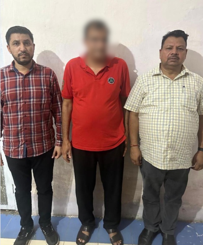 राज्य सतर्कता एवं भ्रष्टाचार निरोधक ब्यूरो की टीम पकड़े गए आराेपी के साथ राज्य सतर्कता एवं भ्रष्टाचार निरोधक ब्यूरो की टीम पकड़े गए आराेपी के साथ