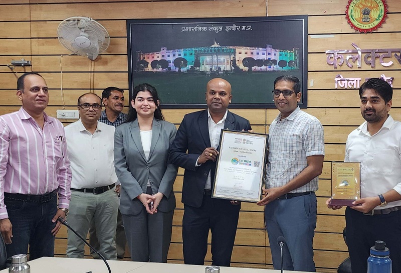 ईट राइट चैलेंज प्रतियोगिता की गतिविधियों में उल्लेखनीय सहयोग देने वाले संस्थान सम्मानित ईट राइट चैलेंज प्रतियोगिता की गतिविधियों में उल्लेखनीय सहयोग देने वाले संस्थान सम्मानित