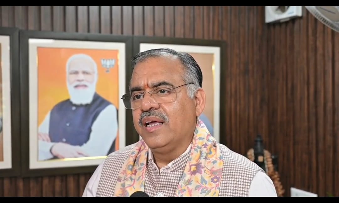 भाजपा महासचिव तरूण चुघ मीडिया से बातचीत करते हुए भाजपा महासचिव तरूण चुघ मीडिया से बातचीत करते हुए