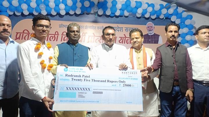 लैपटॉप वितरण कार्यक्रम लैपटॉप वितरण कार्यक्रम