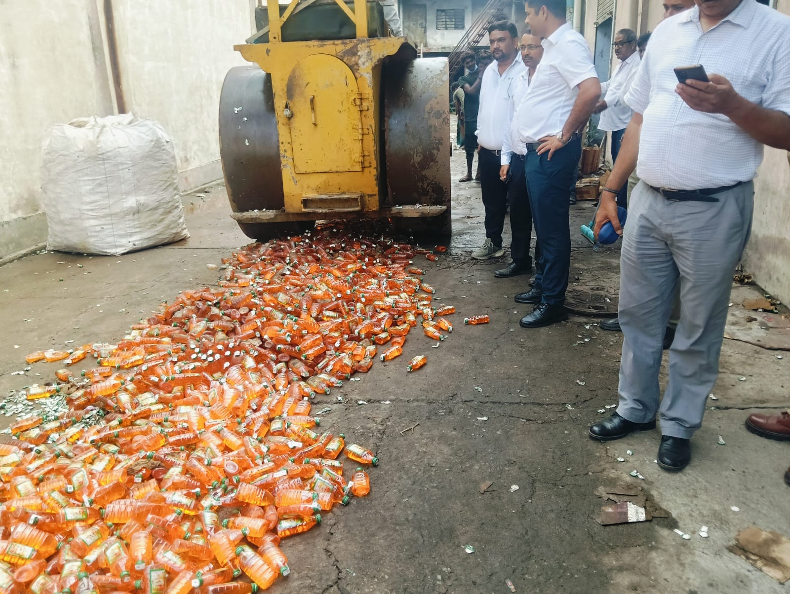 आला अधिकारियों ने कराया शराब का नास्तिकरण आला अधिकारियों ने कराया शराब का नास्तिकरण