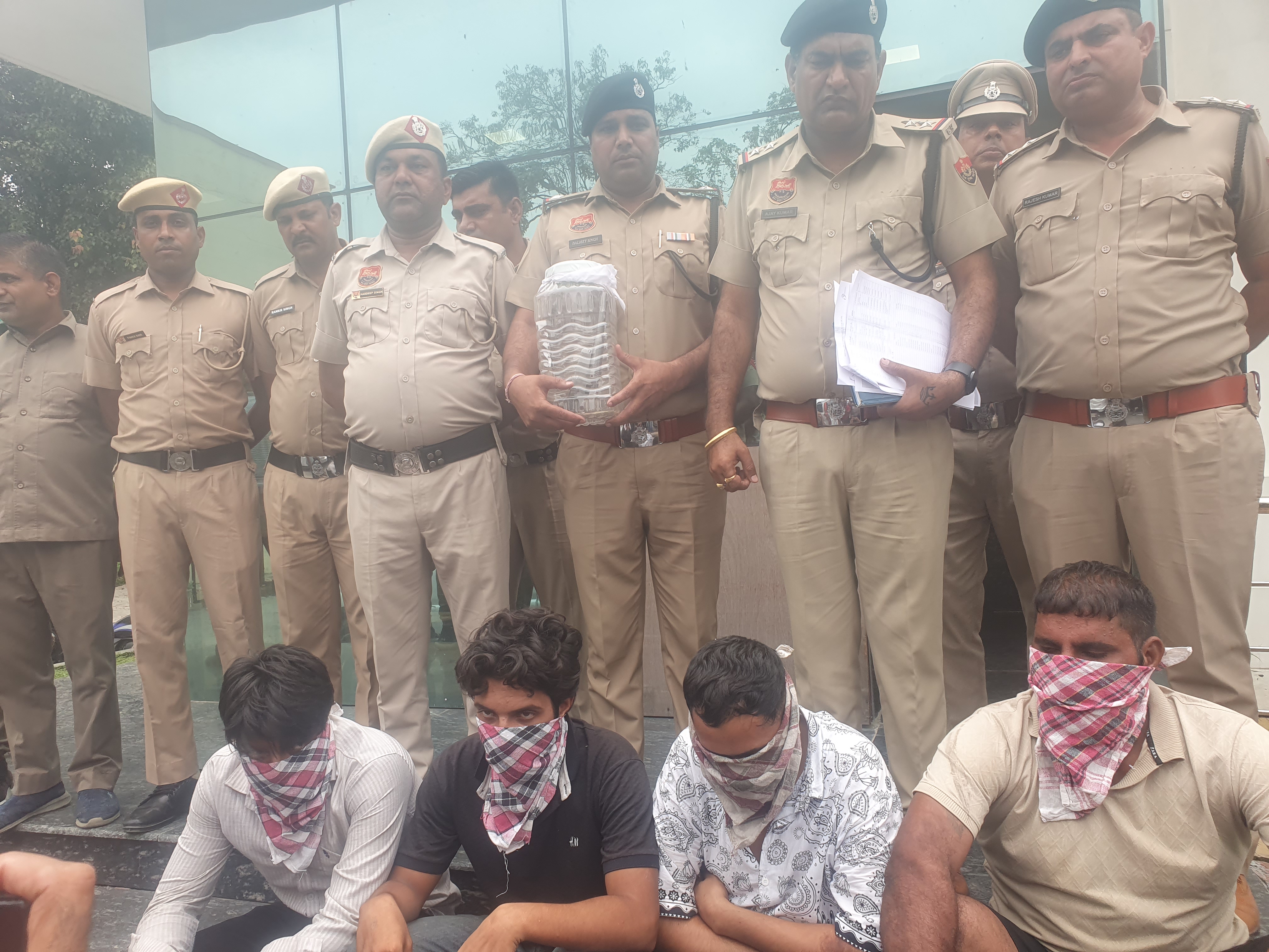 पुलिस की गिरफ्त में आरोपी पुलिस की गिरफ्त में आरोपी